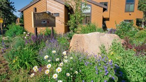 Un edificio moderno con un cartello che riporta la scritta "Wildflower".