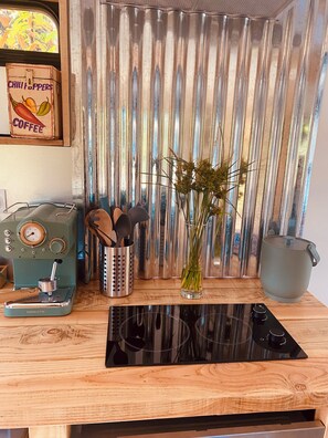 Private kitchen - Le Cabion: Tiny House in the heart of a forest in the Cévennes National Park (Chamborigaud)