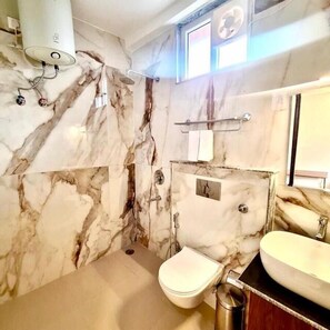 Shower, towels, soap, shampoo - SUNBURRY HOTEL TAPOVAN RISHIKESH (Rishikesh)