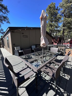 Outdoor dining - 4 bedroom Star Gazer Cabin in peaceful Munds Park (Munds Park)