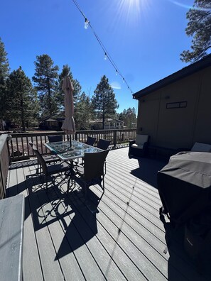 Outdoor dining - 4 bedroom Star Gazer Cabin in peaceful Munds Park (Munds Park)