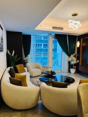 Smart TV - Luxury hotel apartment with a charming view of the Nile and the pyramids (Cairo Governorate)