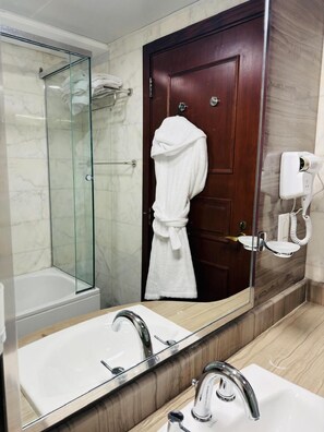 Tina de hidromasaje, amenidades de baño ecológicas, secadora de cabello 