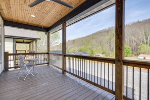Terrace/patio - Modern Erwin Getaway Near the AT & Nolichucky (Erwin)