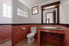 Bathroom - 1 Bedroom with living room and kittchenette 700meters to Rawai beach (Phuket)