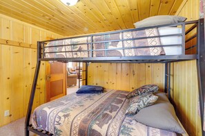 2 bedrooms, Internet, bed sheets - Peaceful Lakefront Cabin, 5 Mi to Dtwn Minocqua! (Arbor Vitae)