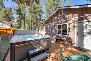 Outdoor spa tub - Big Bear Nature Escape! Cabin 7 Mi to Lake (Big Bear)