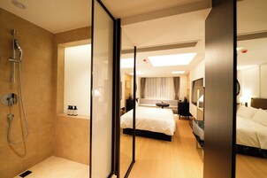 Kamar Double Desain, pemandangan kota | Kamar mandi | Perlengkapan mandi gratis, pengering rambut, sandal, dan handuk