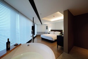 Kamar Double Senior, pemandangan kota | Seprai premium, meja kerja, dan ruang kerja ramah laptop