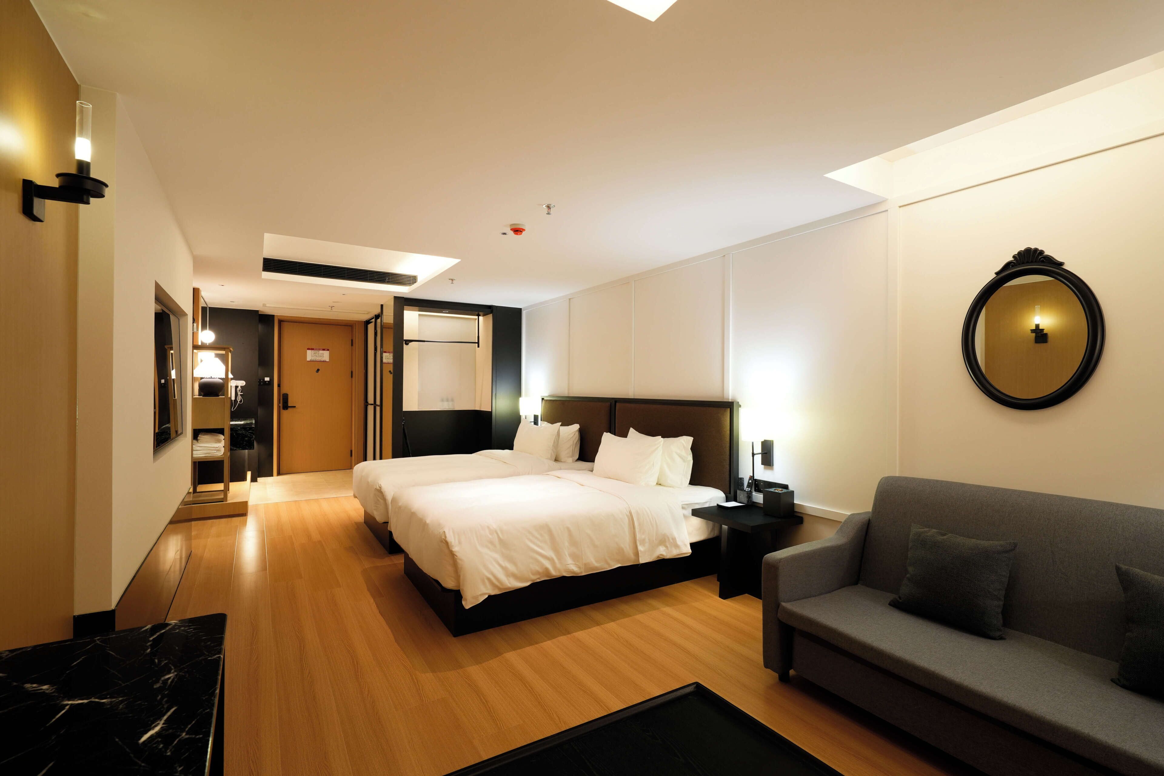 Habitación familiar doble, vistas a la ciudad | Ropa de cama de alta calidad y decoración individual