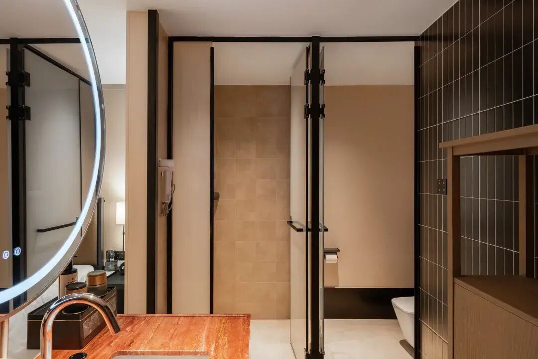 Executive Twin Room, City View | Bathroom | Free toiletries, hair dryer, slippers, towels