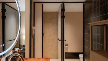 Executive Twin Room, City View | Bathroom | Free toiletries, hair dryer, slippers, towels