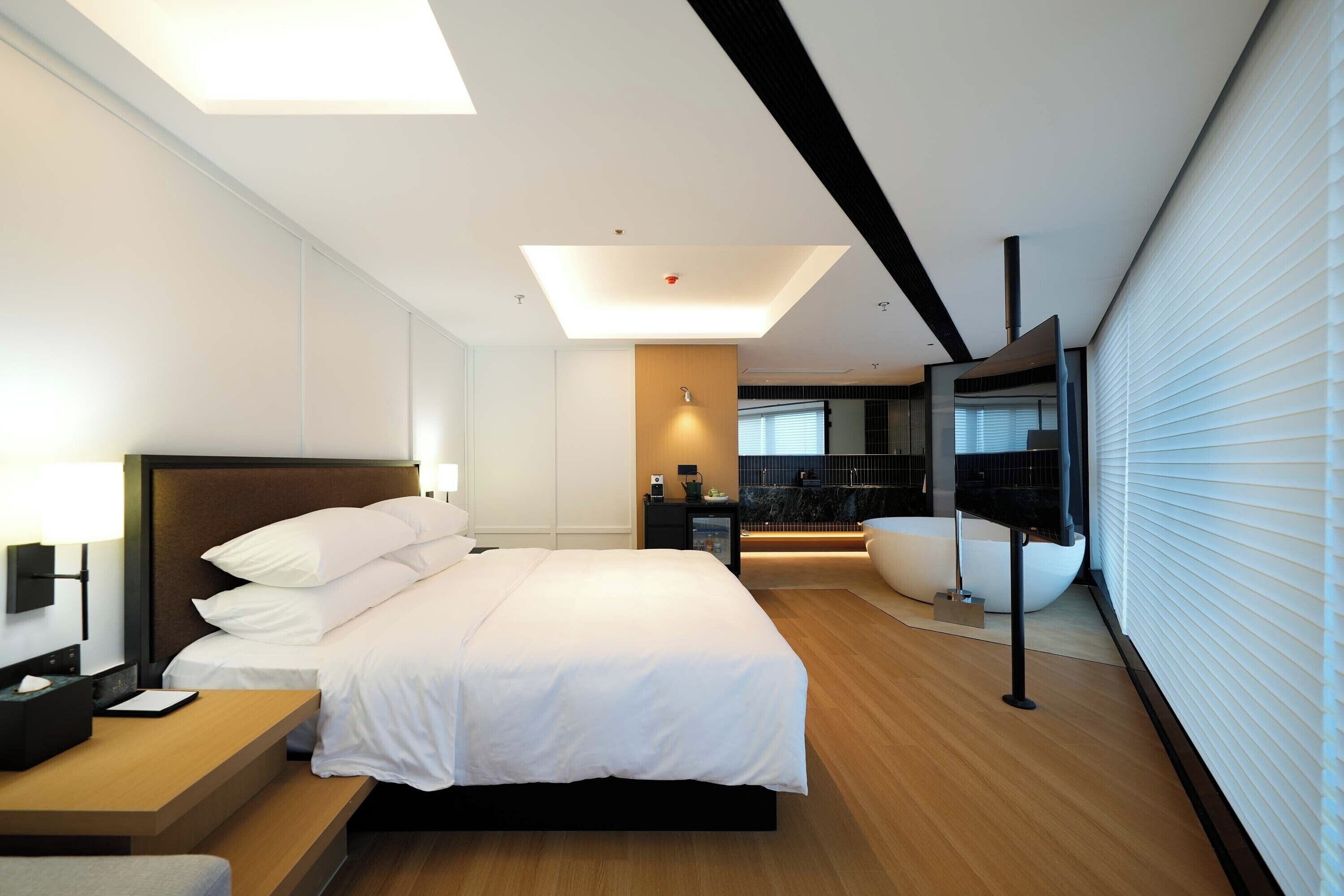 Quarto casal sênior, vista para a cidade