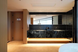 Senior tweepersoonskamer, uitzicht op stad | Badkamer | Gratis toiletartikelen, een haardroger, pantoffels, handdoeken