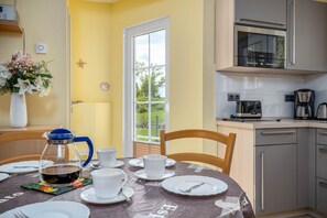 Dining - Comfortable vacation home Am Deich House 16 with garden and terrace in Zingst - Am (Zingst)