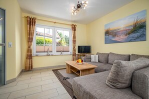 TV, fireplace, stereo - Comfortable vacation home Am Deich House 16 with garden and terrace in Zingst - Am (Zingst)