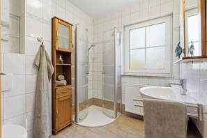 Dusche, Haartrockner, Handtücher