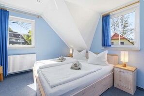 2 Schlafzimmer, Schreibtisch