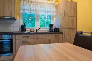 Fridge, microwave, oven, stovetop - Comfortable vacation home on the dyke with terrace, garden and fireplace in Zingst - Am (Zingst)
