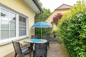 Outdoor dining - Comfortable vacation home on the dyke with terrace, garden and fireplace in Zingst - Am (Zingst)
