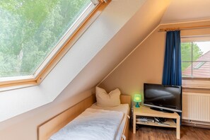 2 bedrooms, desk, iron/ironing board, WiFi - Comfortable vacation home on the dyke with terrace, garden and fireplace in Zingst - Am (Zingst)