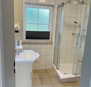 Dusche, Haartrockner, Handtücher