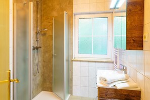 Shower, hair dryer, towels - Comfortable vacation home on the beach in Zingst with terrace and garden - Am Deich (Zingst)