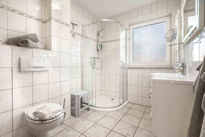 Shower, hair dryer, towels - Semi-detached house close to the beach with 2 bedrooms in Zingst - Am Deich (Zingst)