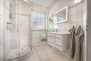 Shower, hair dryer, towels - Semi-detached house close to the beach with 2 bedrooms in Zingst - Am Deich (Zingst)