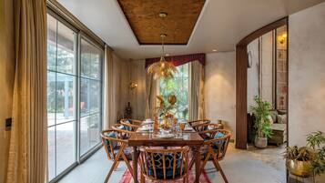 Deluxe Villa | Dining