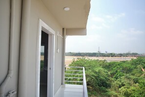 Suite, balcón, vistas al río | Jardines del alojamiento