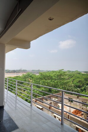 Suíte, sacada, vista para a cidade | Área da propriedade