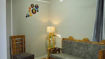 Suite, Balcony, City View | Living area