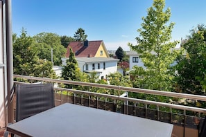 Outdoor dining - Central but quiet, balcony, free swimming pool and sauna - Villa Elisenhof Elli 5 (Göhren)