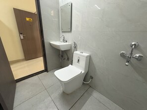 Executive Room | Bathroom - Yellow Sapphire Hotel DLF Cyber City (Hyderabad)