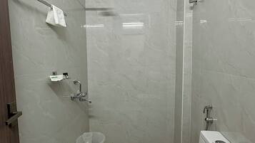 Deluxe Room | Bathroom | Shower, towels, soap, shampoo