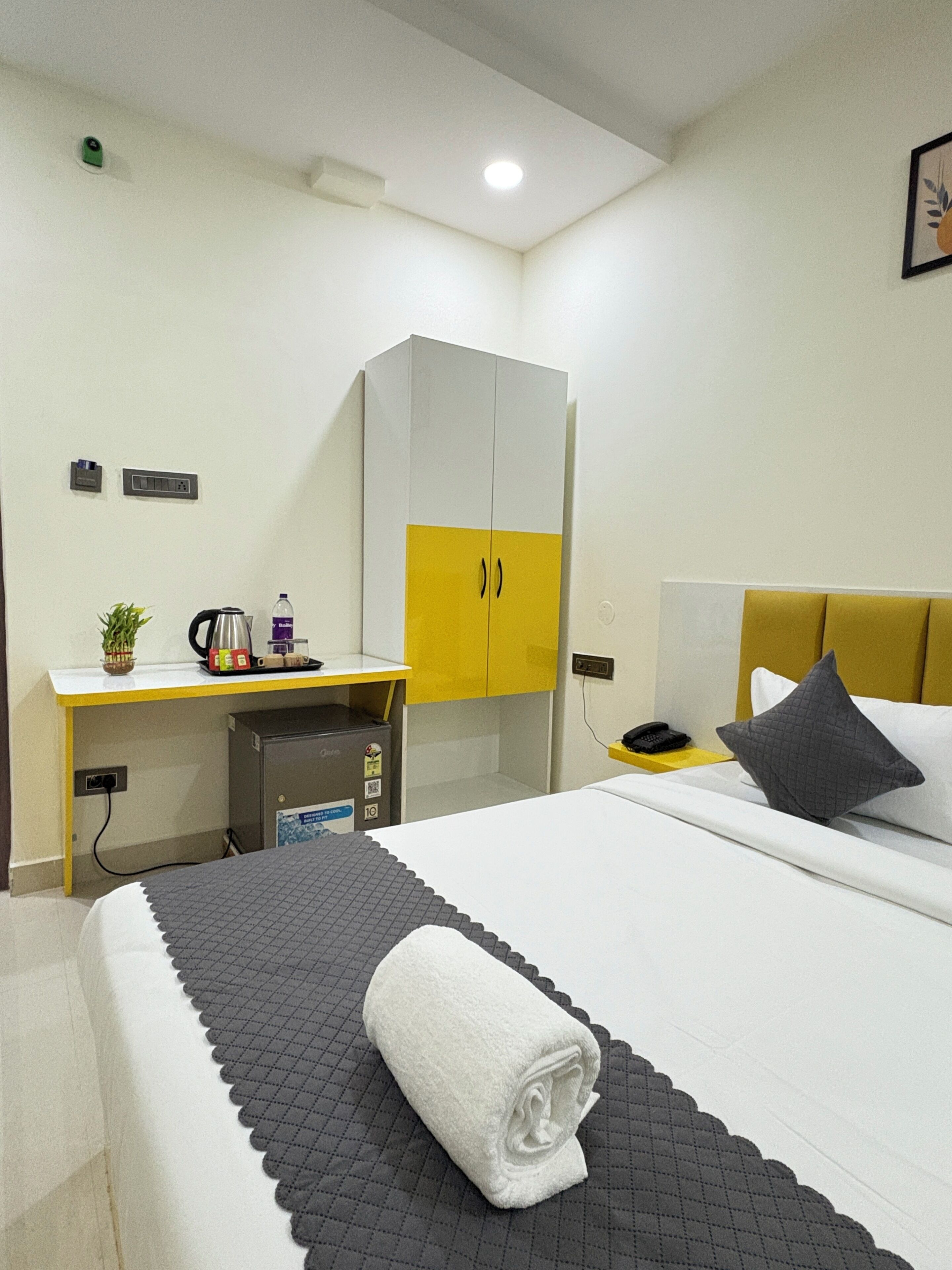 Deluxe Room | Desk, laptop workspace, blackout curtains, soundproofing