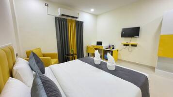 Executive Room | Desk, laptop workspace, blackout drapes, soundproofing