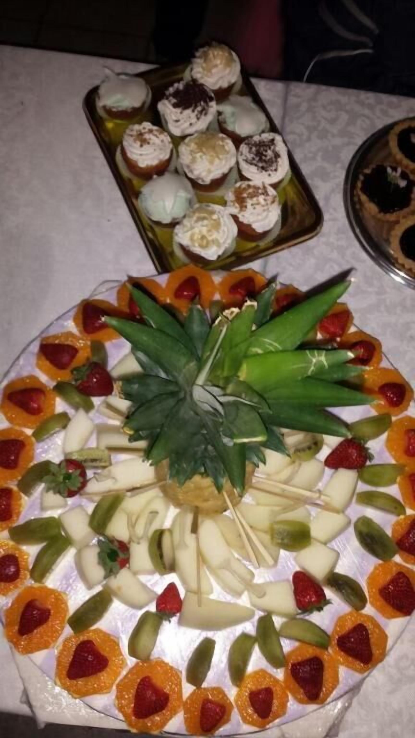 Un plateau de desserts comprenant divers pâtisseries et une présentation de fruits.