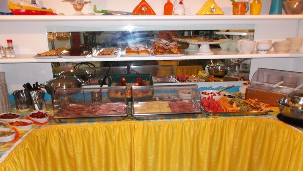 Un buffet proposant une variété de plats et d’ustensiles.