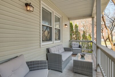 Spacious Chicago Group Home! Walk to Train & Eats