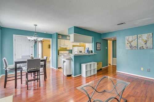 2 Mi to Hospitals! Houston Condo w/ Pool Access