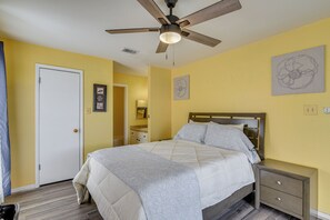 2 bedrooms, iron/ironing board, Internet - 2 Mi to NRG Stadium! Houston Condo w/ Pool Access (Houston)