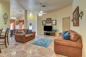 TV - Explore Alvin! Charming Home Near College & Dtwn (Alvin)
