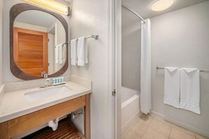 Bathroom - Refreshing Kahului Stay: Outdoor Pool & Breakfast by the Beach | Garden View Roo (Kahului)