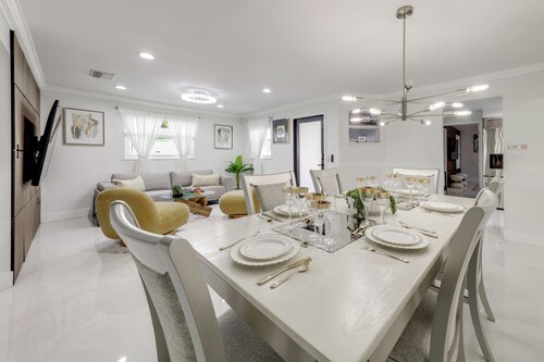 Stroll to Dtwn: Delray Beach Home w/ Outdoor Oasis
