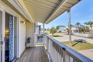 Property grounds - Canal-Front Home w/ Dock, 1 Mi to Sea Isle Beach! (Galveston)