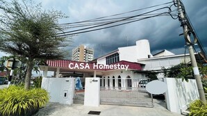 Una entrada cerrada a un edificio con un letrero que dice 'CASA Homestay'.