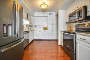 Réfrigérateur, micro-ondes, plaque de cuisson, lave-vaisselle