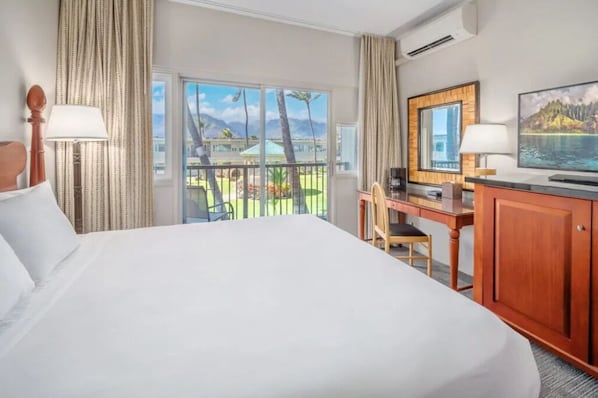 Room - Scenic Beachfront Room with Access to Local Shops | Breathtaking Sunset (Kahului)